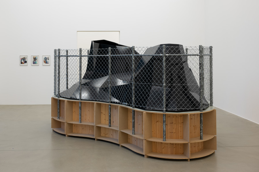 Installationsansicht Davor · Darin · Danach. Die Sammlung im Wandel, 15.5.–7.8.2022, Aargauer Kunsthaus, Aarau. Daniel Robert Hunziker (*1965). Terrain, 2005, Spanplatte, Fichtentäfer, Metallrohre, Diagonalgeflecht, Bitumenlack, 205 x 380 x 305 cm. Aargauer Kunsthaus, Aarau. Foto: ullmann.photography