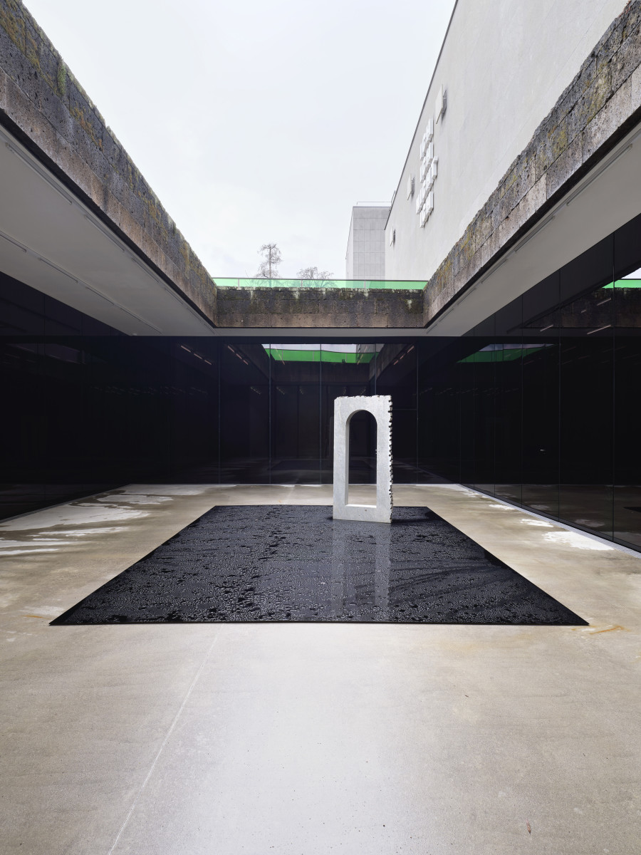 Installationsansicht Kosmos Emma Kunz. Eine Visionärin im Dialog mit zeitgenössischer Kunst 2.3. – 24.5.2021, Aargauer Kunsthaus, Aarau. Lauryn Youden Peering through a Half-Open Door, 2021 Sandstein aus dem Römersteinbruch, Würenlos, schwarzes Plexiglas, schwarze Fensterfolie Masse variabel Courtesy of the artist. Foto: Conradin Frei, Zürich