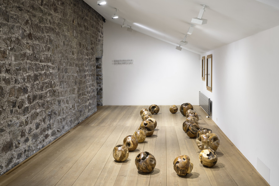 Exhibition view, Su-Mei Tse, Mala, 2022, wood, 600 x 185 x 42 cm, Unique, Jenseits der Wolken, 2022, lettering, steel in light grey, 17 x 80 x 5 cm, 1/3. Photo: Ralph Feiner, Courtesy of the artist and Galerie Tschudi