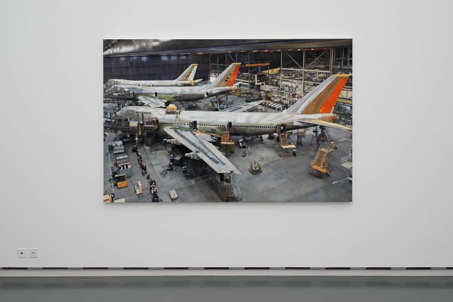 Installationsansicht Davor · Darin · Danach. Die Sammlung im Wandel, 15.5.–7.8.2022, Aargauer Kunsthaus, Aarau. Francisco Sierra (*1977). Untitled (3 x 747), 2018 – 2019, Öl auf Leinwand, 154 x 235 cm. Aargauer Kunsthaus, Aarau. Foto: ullmann.photography