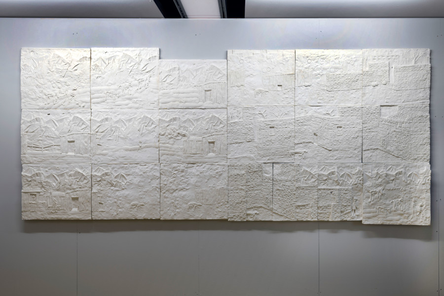 Micha Zweifel, Kalender, 2020, Gips, Ausstellungsansicht Zur Sackgasse 4. Stock / Manor Kunstpreis, Zentralschweiz Luzern, Foto: Marc Latzel