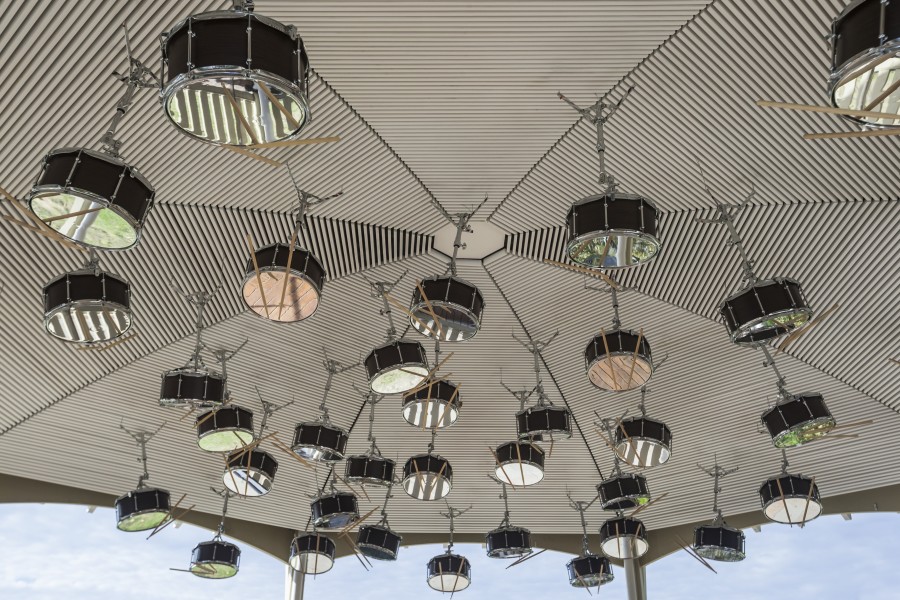 Anri Sala, The Last Resort, 2017, 42-channel sound installation including 38 altered snare drums, loudspeaker parts, snare stands, drumsticks, soundtrack and 4 speakers 58.28 min. 850 cm in diameter, Photo: Peter Greig, Courtesy of the artist, Marian Goodman Gallery, New York / Paris / London, and Esther Schipper, Berlin © Anri Sala