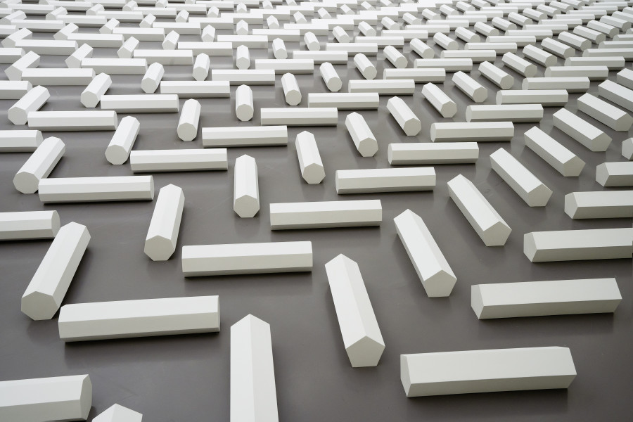 Walter De Maria, The 2000 Sculpture, 1992, Gips und Hydrocal / Plaster and hydrocal, Walter A. Bechtler Stiftung, Ausstellungsansicht / Installation view Kunsthaus Zürich 2021, Foto: Franca Candrian, Kunsthaus Zürich, © Estate of Walter De Maria