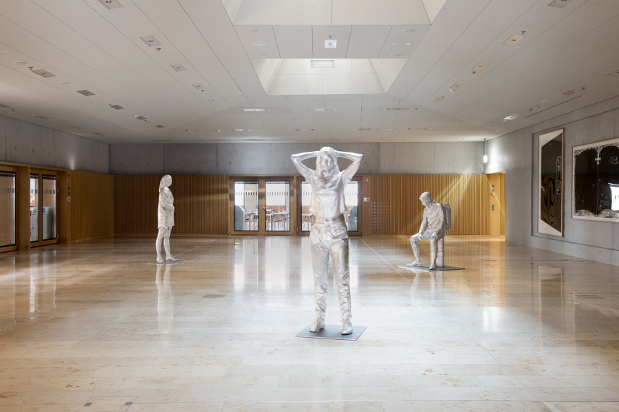 Alex Hanimann, Conversation Piece, 2018-2019, Installation in der Aula der Ostschweizer Fachhochschule, Erworben vom Kunstmuseum St.Gallen 2019, Foto: Sebastian Stadler