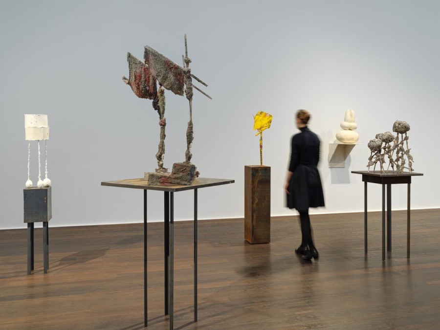 Phyllida Barlow ‘small worlds,’ Hauser & Wirth Zürich, 2021. Phyllida Barlow © Phyllida Barlow. Photo: Stefan Altenburger Photography Zürich