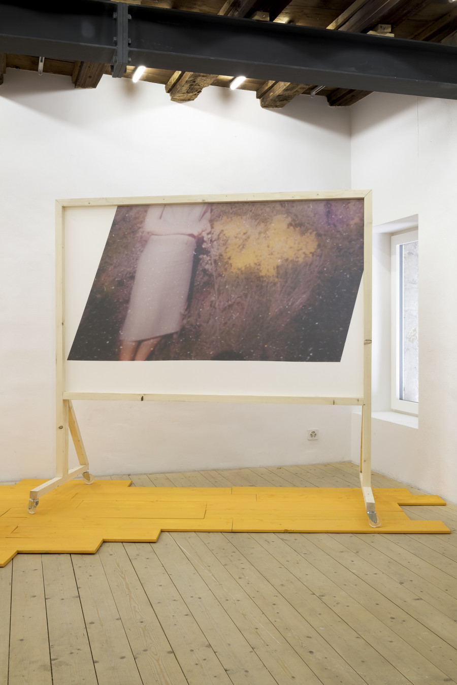 Camille Kaiser, opening scene : bright flowers, somewhere oustide oran, 2021. Vue de l'exposition it won’t be silence, CAN Centre d’art Neuchâtel Photo: Sebastian Verdon