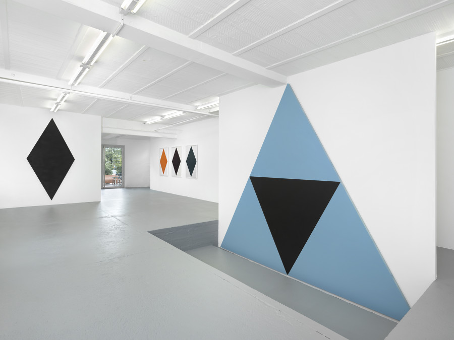 Exhibition view, Olivier Mosset, galerie lange + pult, 2022. Photo credit: Julien Gremaud