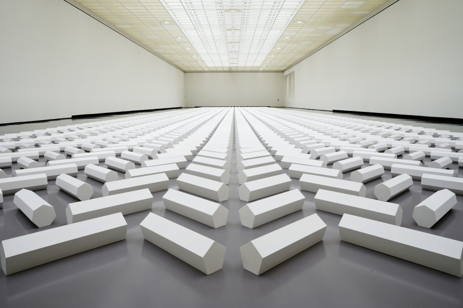 Walter De Maria, The 2000 Sculpture, 1992, Gips und Hydrocal / Plaster and hydrocal, Walter A. Bechtler Stiftung, Ausstellungsansicht / Installation view Kunsthaus Zürich 2021, Foto: Franca Candrian, Kunsthaus Zürich, © Estate of Walter De Maria