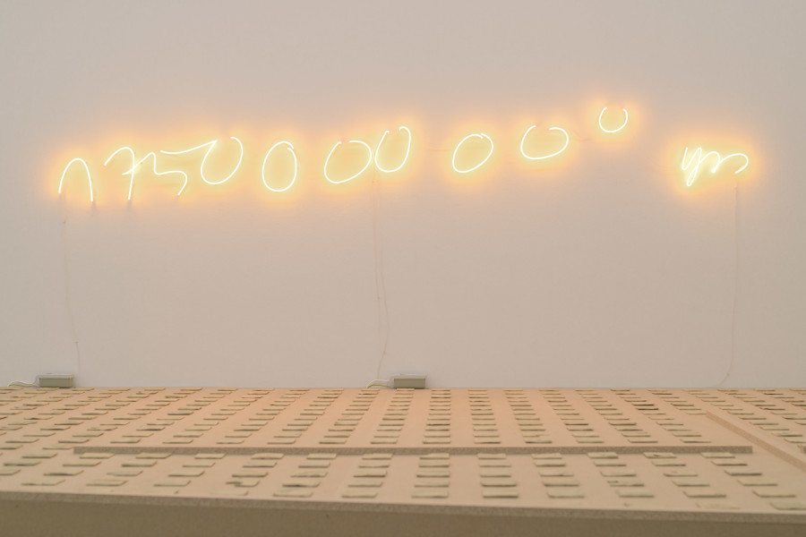 Ausstellungsansicht Claudia Kübler. Drei Sekunden vor Mitternacht, 2022, mit Slices of Beginning, 2022 und years, yours, 2022. Foto: Marc Latzel, Courtesy of the artist