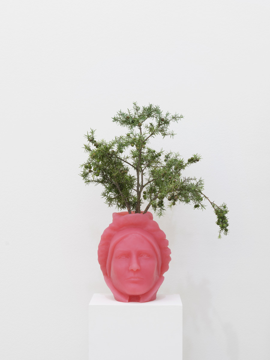 Installationsansicht Kosmos Emma Kunz. Eine Visionärin im Dialog mit zeitgenössischer Kunst 2.3. – 24.5.2021, Aargauer Kunsthaus, Aarau. Goshka Macuga Emma Kunz, 2020 Kautschukguss 29 × 25.5 × 27 cm Courtesy of Goshka Macuga © 2021, ProLitteris Zürich. Foto: Conradin Frei, Zürich