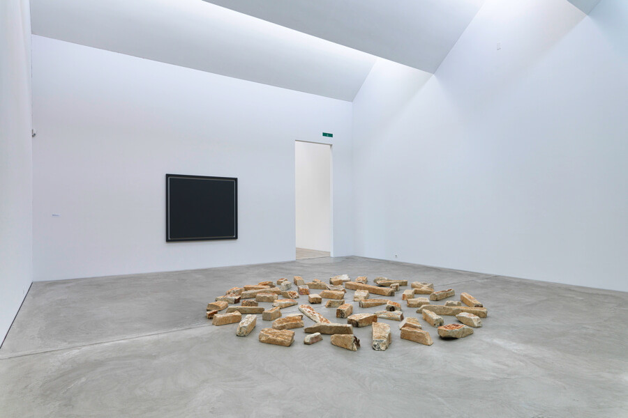 Ausstellungsansicht mit «Channel» Paintin No. 2 (1974) von Alan Charlton und Stone Circle (1981) von Richard Long, 2021 im Kunst Museum Winterthur © 2021, ProLitteris, Zurich für die Werke von Richard Long, Foto: Reto Kaufmann, Zürich