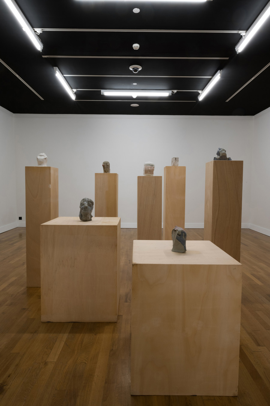 Marisa Merz Sans titre, non daté Argile cru, feuille d’or, peinture, plomb, fil de cuivre, paraffine ; socle en bois © Collezione Merz, photo: F. Bevilacqua