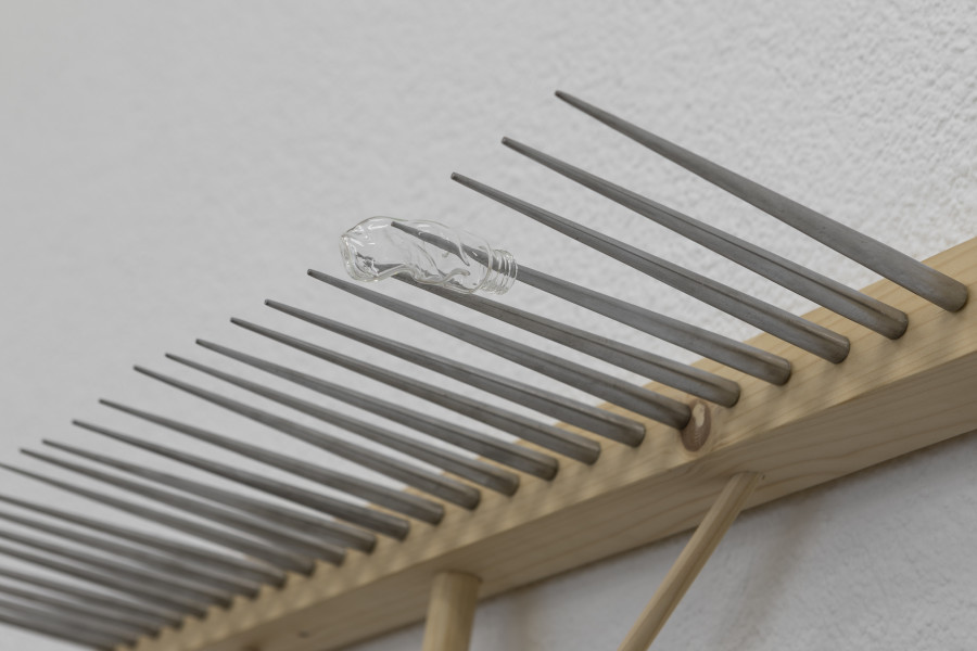 RADICAL SOURCES, Claire Fontaine, Dorota Gawęda & Eglė Kulbokaitė, Laurent Güdel, Jeanne Jacob, Hunter Longe, Lou Masduraud, Sadie Plant, Augustin Rebetez, Jan van Oordt, et un texte de Antoine Rubin, KRONE COURONNE, 2022, photocredit: Michal Florence Schorro