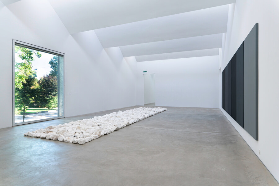 Ausstellungsansicht mit 7 Part Panel Painting (1981) von Alan Charlton und Chalk Line (1979) von Richard Long, 2021 im Kunst Museum Winterthur © 2021, ProLitteris, Zurich für die Werke von Richard Long, Foto: Reto Kaufmann, Zürich