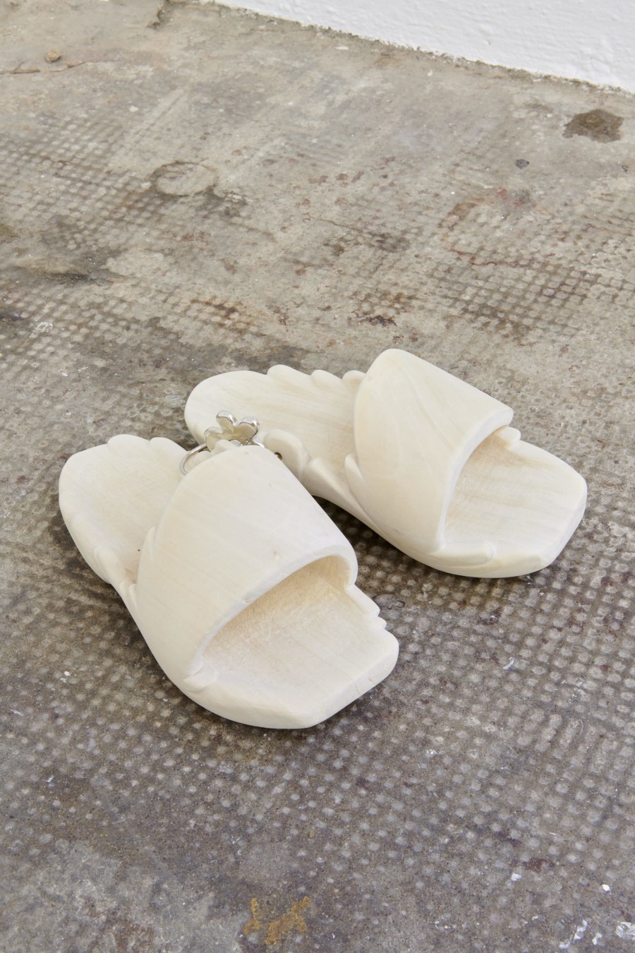 Andrea Cindy Raemy, Airwalks Unlocked!, 2022/ Photo: Guillaume Python / Courtesy: the artist and WallStreet