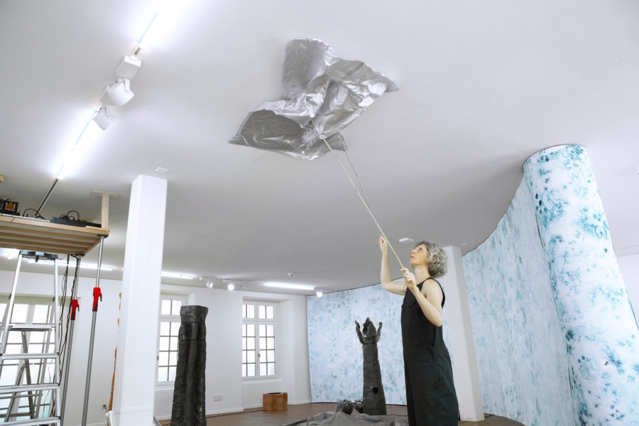 Performance Angela Anzi, «Sentimental Organs» at Zimmermannhaus Brugg, 2022 / Photo: Simone Haug / Courtesy: the artist and Zimmermannhaus