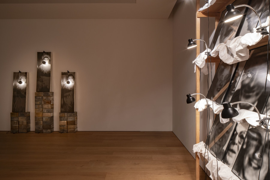 Vue de l’exposition, Reliques et monuments. Werke von Christian Boltanski, Espace Focus, Musée cantonal des Beaux-Arts de Lausanne, 2021 © 2021, ProLitteris, Zürich. Photo © MCBA, Lausanne / Nora Rupp