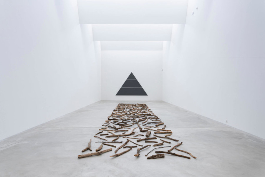 Ausstellungsansicht mit Triangle Painting in 3 Parts (2015) von Alan Charlton und 192 Pieces of Wood (1975) von Richard Long, 2021 im Kunst Museum Winterthur © 2021, ProLitteris, Zurich für die Werke von Richard Long, Foto: Reto Kaufmann, Zürich