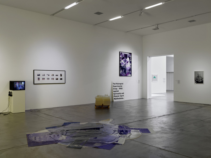 Exhibition view Aus den Fugen - Momente der Störung 2, Migros Museum für Gegenwartskunst, Michael Smith, Mike Builds a Shelter , 1983 - 1985, Florian Germann, The Poltergeist Experimental Group (PEG) Applied Spirituality and Physical Spirit Manifestation (detail), 2011, Gianni Motti, Autoportrait , 2015, Sammlung Migros Museum für Gegenwartskunst, © the artists. Photo: Stefan Altenburger Photography, Zurich