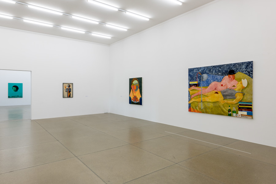 Installationsansicht Köpfe, Küsse, Kämpfe. Nicole Eisenman und die Modernen, 29.1. – 24.4.2022, Aargauer Kunsthaus, Aarau. Foto: ullmann.photography