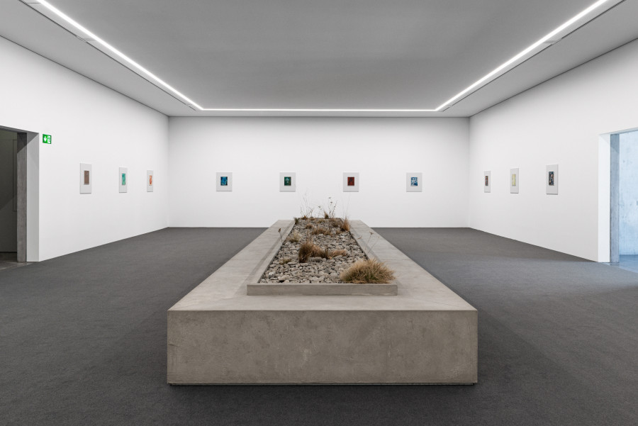 Camillo Paravicini,  Installationsansicht mit "Bank", 2021 (vorne Mitte)