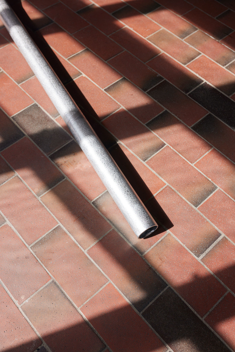 Toni Schmale, watersports, schlauch #2, detail, Mayday, 2022.