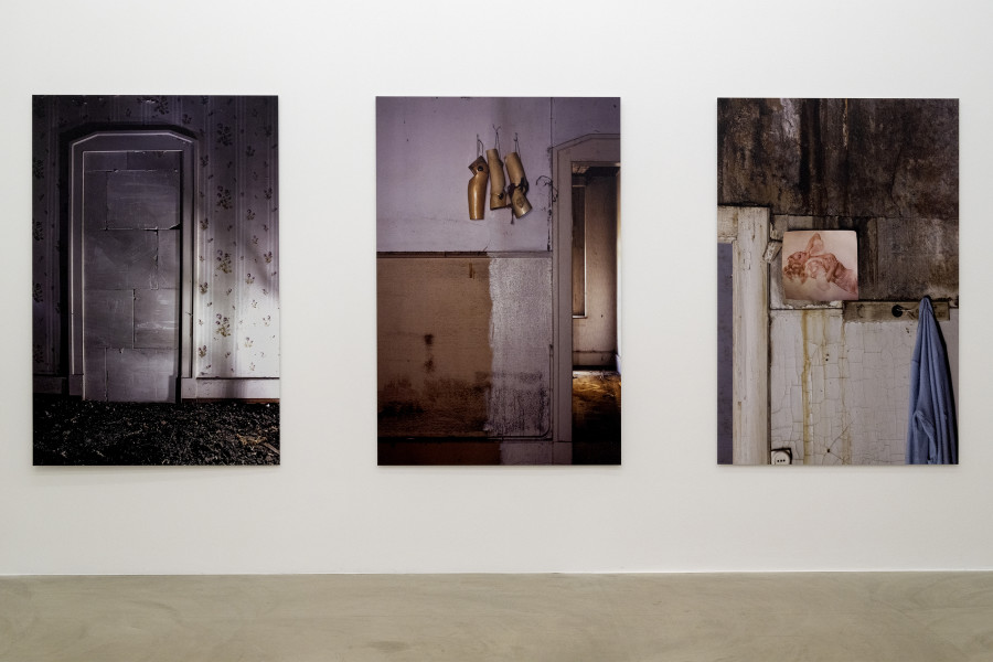 Installationsansicht Eine Frau ist eine Frau ist eine Frau... Eine Geschichte der Künstlerinnen 27.8.2022 – 15.1.2023, Aargauer Kunsthaus, Aarau. Manon, Ohne Titel (aus der Serie Hotel Dolores), 2009/2010 Aargauer Kunsthaus, Aarau © 2022, ProLitteris, Zürich. Foto: Zoe Tempest, Zürich