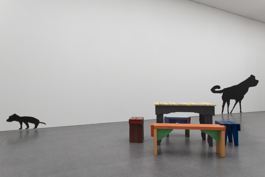 Jahresausstellung 2022 mit Werken von Zilla Leutenegger (Wandzeichnungen), Chris Hunter (Mitte)