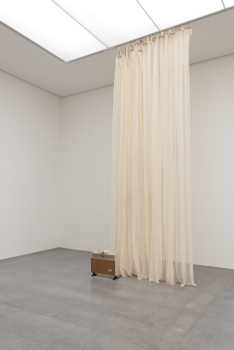 Flurina Sokoll,  Heizkörper, 2017, Pulverbeschichteter Stahl, alter Heizkörper, Stecknadeln, Faden, Griffe eines, Ledertäschchens, Metallobjekt, weitere Fundgegenstände, 60 x 65 x 70 cm, Im Besitz der Künstlerin