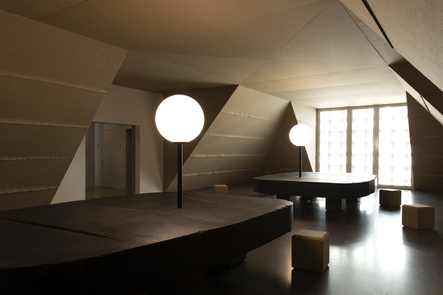 Markus Müller, Im Umbau, 2022. Holz, Jute, Lack auf Spanplatte, Stahl, Leuchtkörper, Taschenbuch. Courtesy the artist and Nicolas Krupp.