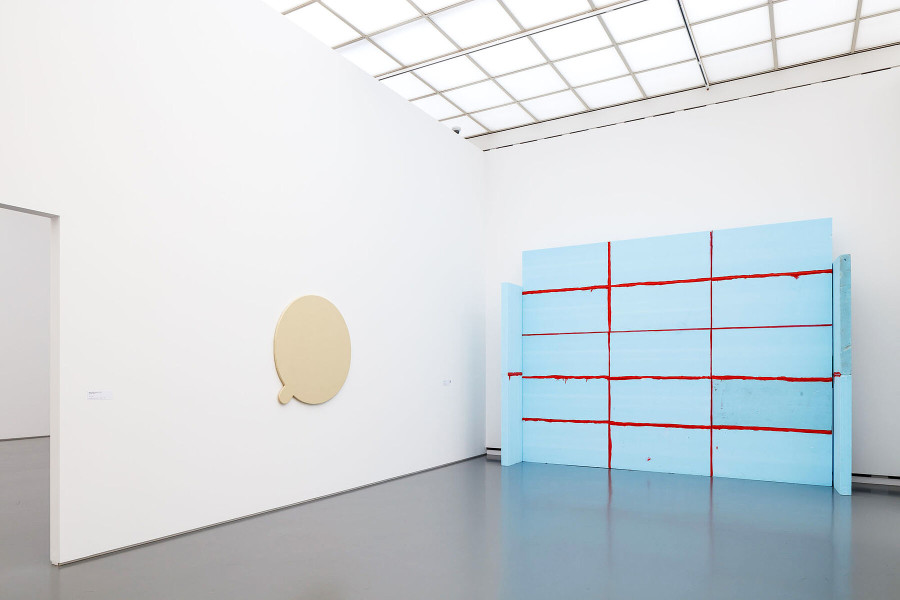 Installationsansicht Zeitgeschichten. Zeitgenössische Werke aus der Sammlung, 9.8. – 13.11.2022, Aargauer Kunsthaus, Aarau. Mario Sala, Vanilla, 2010, Holz, Leder, 124 cm, Courtesy the artist / Galerie Nicola von Senger. Reto Boller, S-13.1, 2013, Schaumstoff, Acryl, 300 x 395 x 60 cm, Aargauer Kunsthaus, Aarau. Foto: Philipp Hitz, Zürich