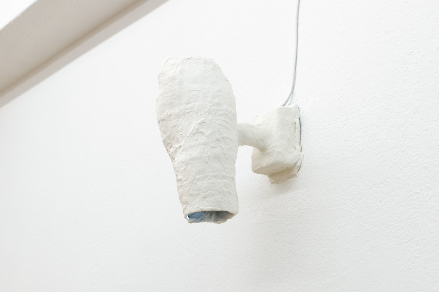 Shirin Yousefi, Sans Rayures, 2021, Projector, metal, and plaster, 34 × 30 × 15 cm