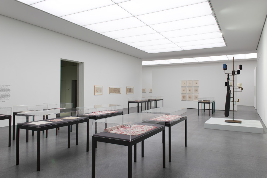 Saalansicht «Venedigsche Sterne», mit Stickereien von Johanna Natalie Wintsch aus den Jahren 1922-1924 (Wand links), von Louise Bourgeois, Polar Star, 2008 (hinten Mitte) und Untitled, 1996 (rechte Seite), sowie historischen Stickereien aus dem Rätischen Museum (alle Vitrinen)