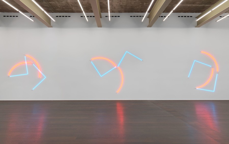 Installation view, ‘François Morellet. Neons’ at Hauser & Wirth, Zurich, Limmatstrasse, 24 March – 21 May 2022. © François Morellet/ADAGP, Paris. Courtesy François Morellet Estate. Photo: Stefan Altenburger Photography Zürich