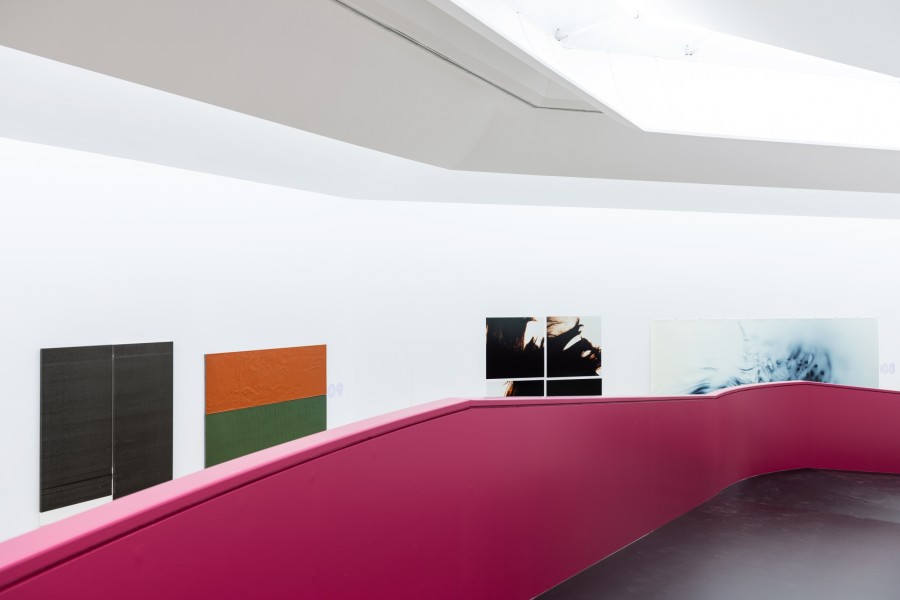 Ausstellungsansicht mit Werken von Ruth Buchanan, Wade Guyton, Günther Förg, Hannah Villiger und Wolfgang Tillmans, Heute Nacht geträumt. Photo credit: Jonas Hänggi