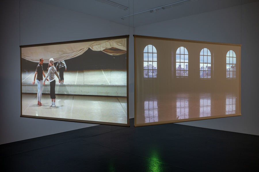 Installationsansicht Davor · Darin · Danach. Die Sammlung im Wandel, 15.5.–7.8.2022, Aargauer Kunsthaus, Aarau. Seline Baumgartner. If it is as if it, 2012, 2-Kanal-Videoinstallation mit Ton. Aargauer Kunsthaus, Aarau. Foto: ullmann.photography