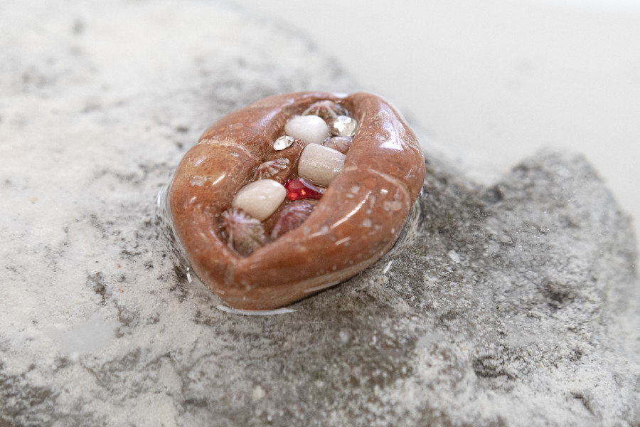 RADICAL SOURCES, Claire Fontaine, Dorota Gawęda & Eglė Kulbokaitė, Laurent Güdel, Jeanne Jacob, Hunter Longe, Lou Masduraud, Sadie Plant, Augustin Rebetez, Jan van Oordt, et un texte de Antoine Rubin, KRONE COURONNE, 2022, photocredit: Michal Florence Schorro