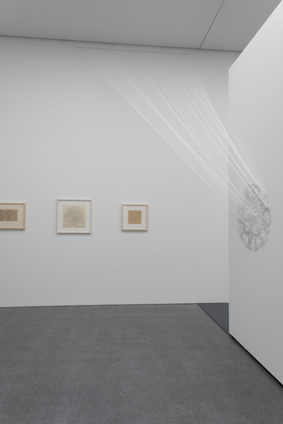 Saalansicht «Venedigsche Sterne», mit Entwürfen von Stickereien von Sophie-Taeuber-Arp (hinten) und Morphosis (Sophie Taeuber-Arp I und II), 2022, von Isa Melsheimer