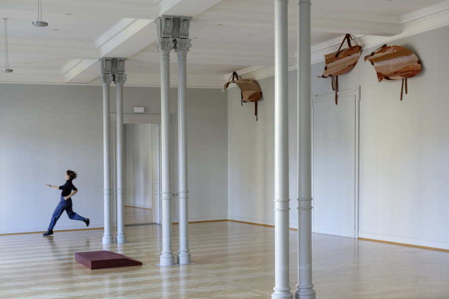 Cally Spooner, An Exchangeable Solo Built From The Knowledge Of Two Non-Exchangeable Groups, 2016 / 2021, Solo Tänzerin, neun choreographische Sequenzen Performt von Magdalyne Segale (*1991, US), Courtesy gb agency, Paris, Foto: Stefan Rohner