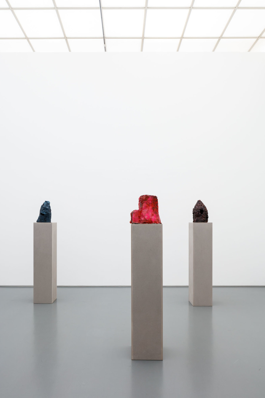 Installationsansicht Zeitgeschichten. Zeitgenössische Werke aus der Sammlung, 9.8. – 13.11.2022, Aargauer Kunsthaus, Aarau. Paul Takács, Mein Kopf (aus einem Ensemble von 16), 2016, Acry auf Beton auf Holzsockel, Masse variabe. Aargauer Kunsthaus, Aarau. Foto: Philipp Hitz, Zürich
