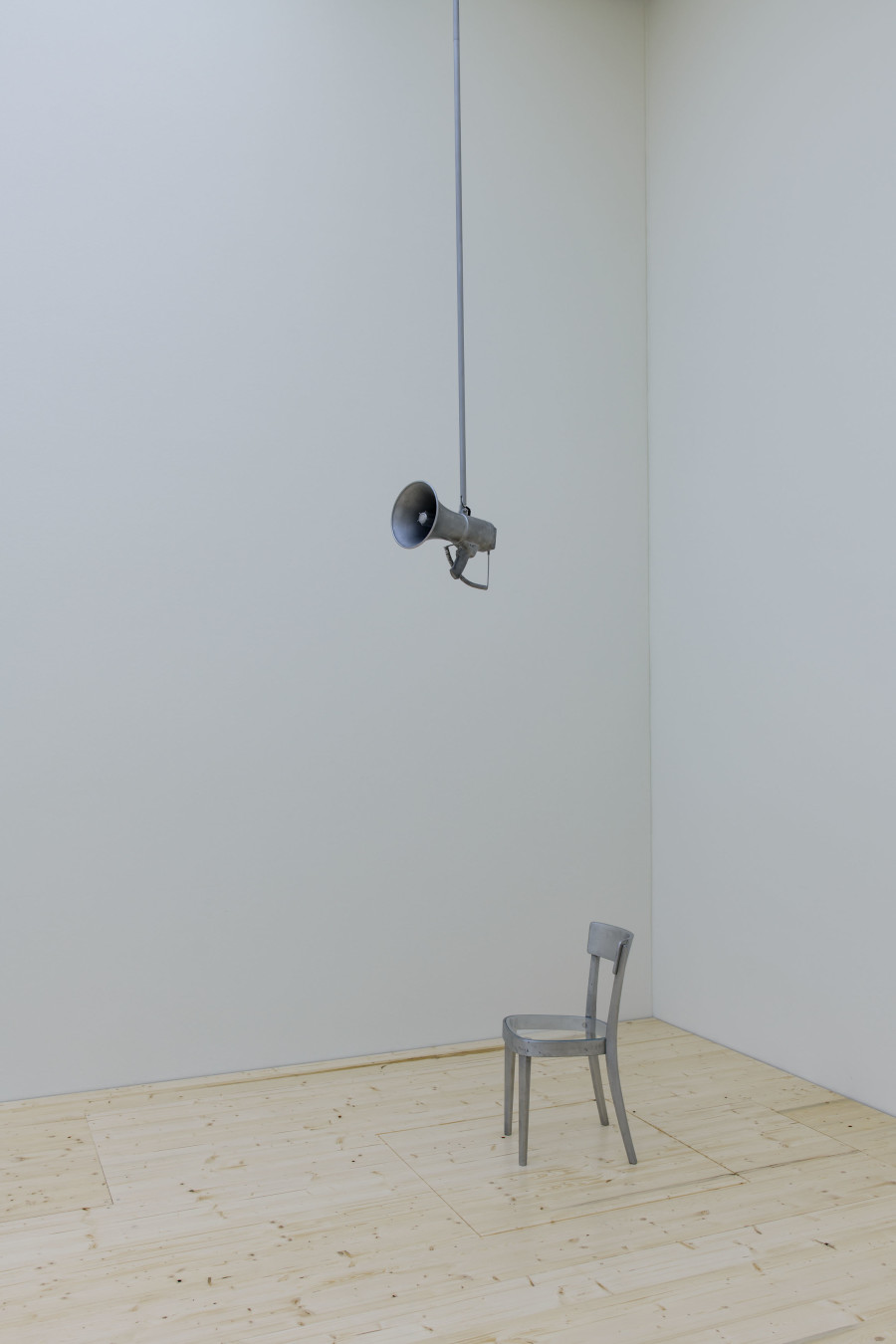 Vittorio Santoro, Persona (Chair/ Megaphone), 2020 zwei Aluminiumgüsse, Glas, elektronische Geräte, Lautsprecher, Audio- Datei auf digitalem Speicher, Bewegungsmelder, Edition von 2, Ausstellungsansicht Kunstmuseum Luzern, 2020, Courtesy the artist, Foto: Marc Latzel