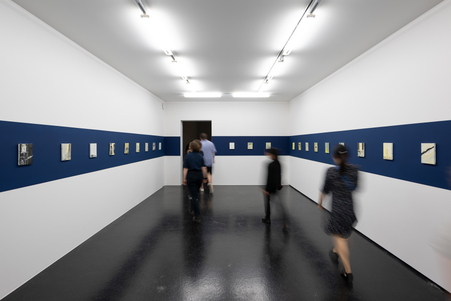 Installationsansicht Davor · Darin · Danach. Die Sammlung im Wandel, 15.5.–7.8.2022, Aargauer Kunsthaus, Aarau. Valérie Favre (*1959). Aus Selbstmord (Suicide), 2003-2013, Öl auf Leinwand, je 24 x 18 cm. Aargauer Kunsthaus, Aarau. Foto: ullmann.photography