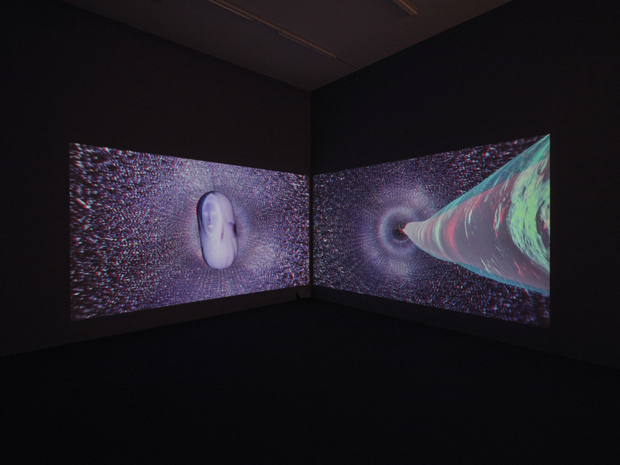Installationsansicht Kosmos Emma Kunz. Eine Visionärin im Dialog mit zeitgenössischer Kunst 2.3. – 24.5.2021, Aargauer Kunsthaus, Aarau. Lea Porsager CØSMIC STRIKE, 2018 Anaglyphe 3­-D­-Animation, Zwei­kanal, Ton, 62' Courtesy of the artist and NILS STÆRK, Copenhagen. Foto: Conradin Frei, Zürich