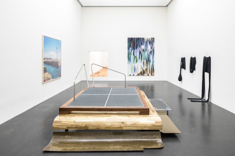 zentral!, Ausstellungsansicht, 2020, mit Werken von Jonas Burkhalter, Giacomo Santiago Rogado und Mahtola Wittmer, Foto: Stefan Walter