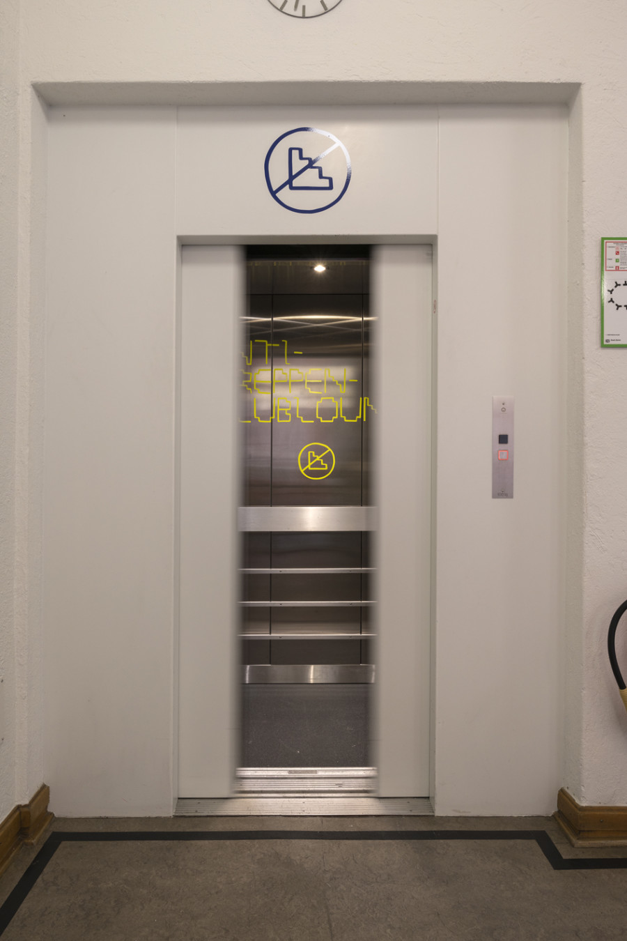 Exhibition view, All That You Touch, You Change, Shannon Finnegan, Naturally Occuring Anti-Stairs Club Lounge, 2021, Fotos: Zoe Tempest