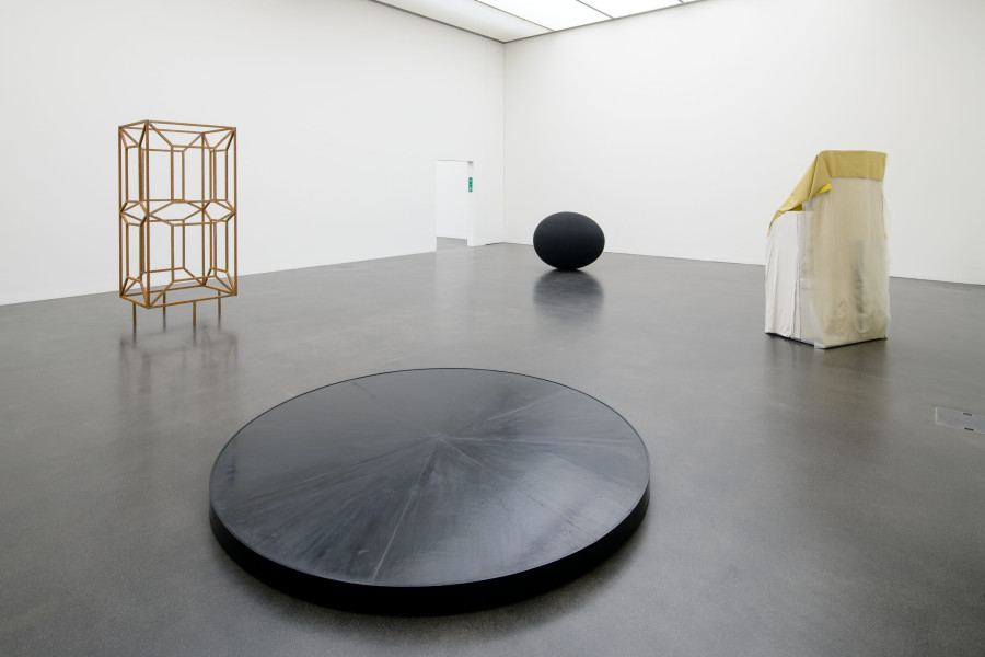 Werke von Michał Budny, Ausstellungsansicht Michał Budny, Vittorio Santoro. Sculpture/Sculpture, Kunstmuseum Luzern, 2020, Foto: Marc Latzel