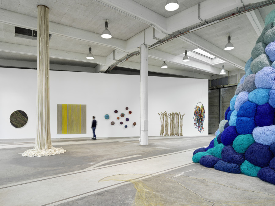 Sheila Hicks, a little bit of a lot of things, installation view LOK by Kunstmuseum St.Gallen, Photo: Stefan Altenburger. © 2023, ProLitteris, Zürich