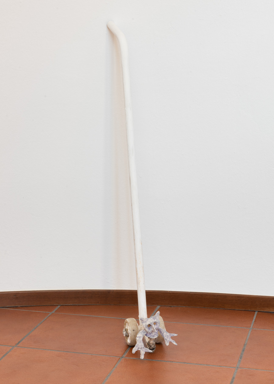 Ugo Gattini, L’esploratorte, Gesso, farina, idropittura, ferro, plastica, Das, polline, pigmento, 20x100x13cm , 2020.