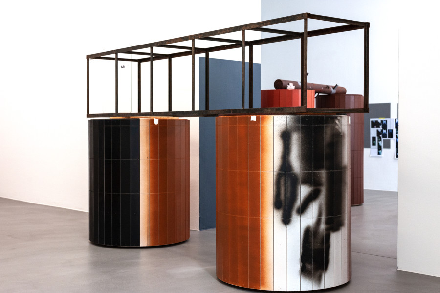 Manfred Pernice: Choccolé, Mai 36 Galerie, Installation view, 2022, Photo credits: Aramis Navarro