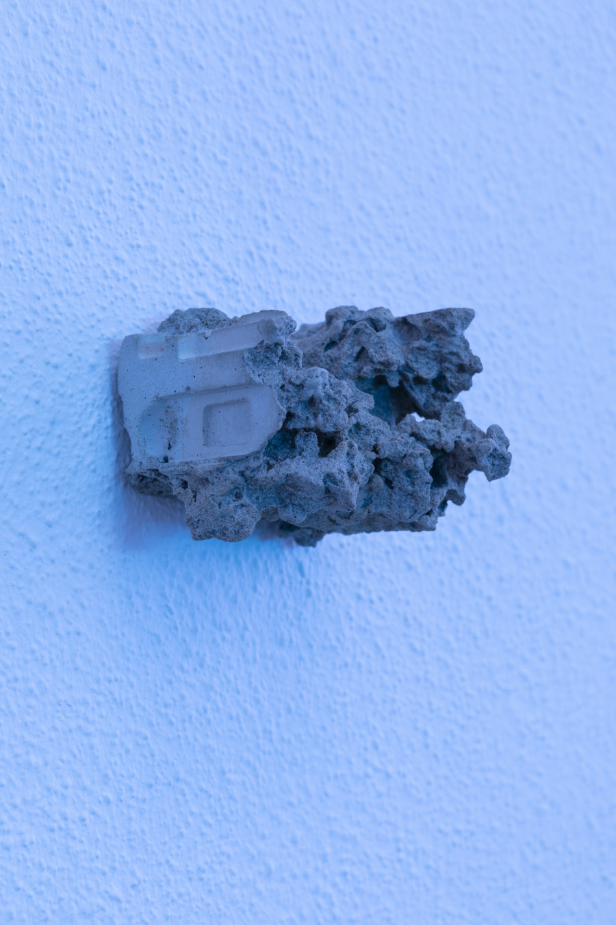 RADICAL SOURCES, Claire Fontaine, Dorota Gawęda & Eglė Kulbokaitė, Laurent Güdel, Jeanne Jacob, Hunter Longe, Lou Masduraud, Sadie Plant, Augustin Rebetez, Jan van Oordt, et un texte de Antoine Rubin, KRONE COURONNE, 2022, photocredit: Michal Florence Schorro